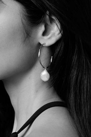 Helix Pearl Earrings Medium | Silver | Natasha Schweitzer
