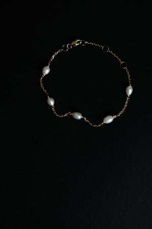 Oval Pearl Bracelet | 9K Yellow Gold | Natasha Schweitzer