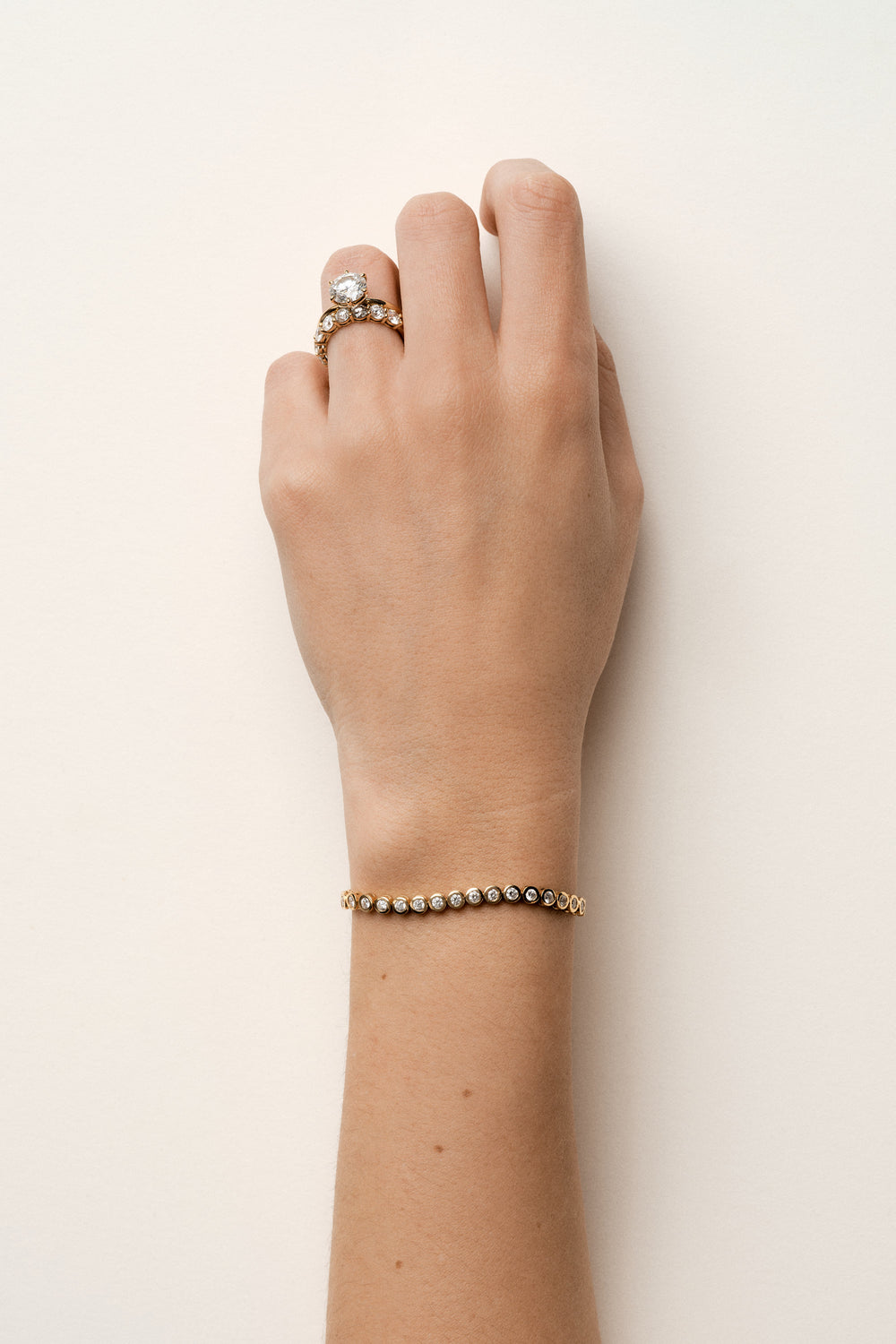 Round Bezel Diamond Tennis Bracelet | 18K Yellow Gold