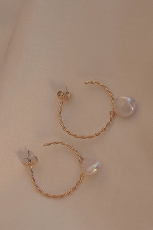 Helix Pearl Earrings Medium | Gold | Natasha Schweitzer