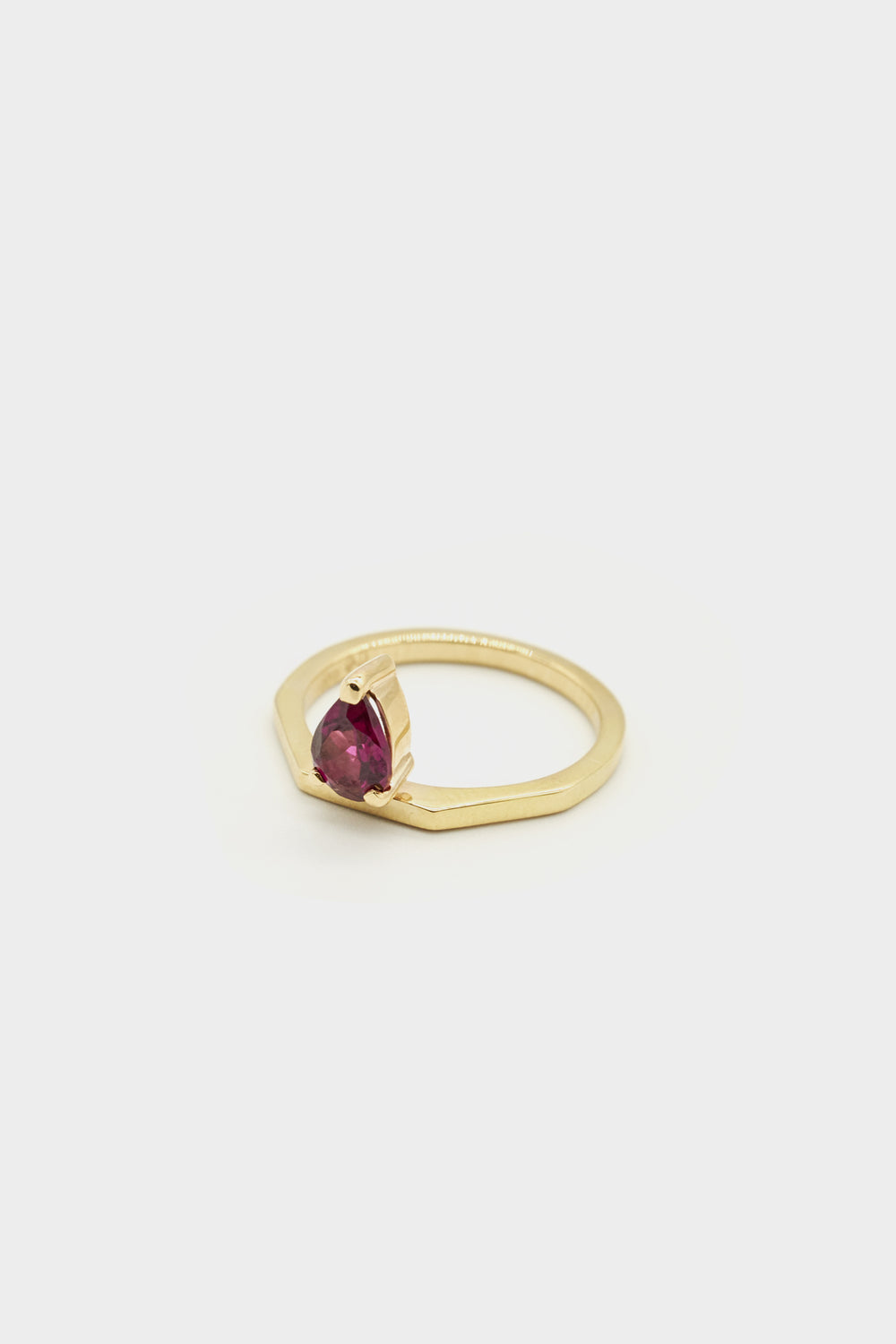 El Ring with Garnet | 9K Yellow Gold